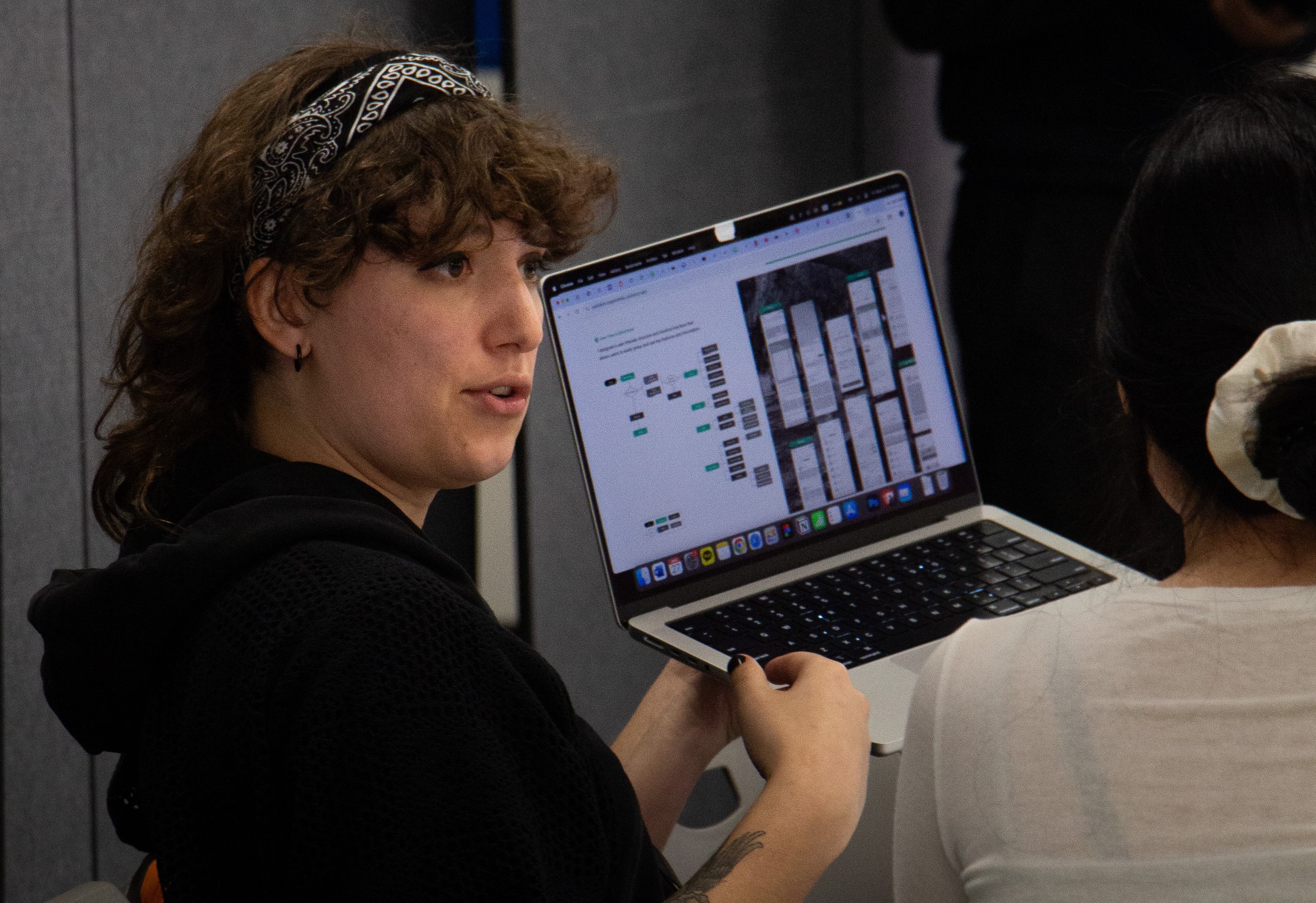 The virtual conferencing interface with the patient note panel collapsed, enabling better face to face communication between callers.